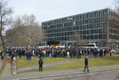 Angaben zur Teilnehmerzahl liegen zwischen 300 und 700.